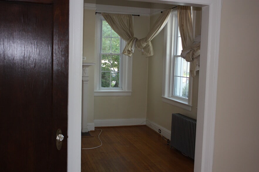 Building Photo - 3409 Greenway