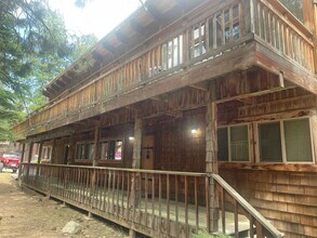Building Photo - 3bed 2.5bath Lodge Style Duplex