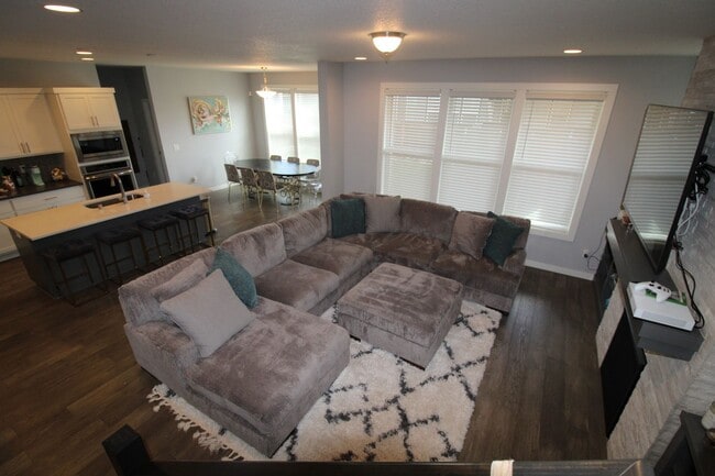 Building Photo - BEAUTIFUL 4+ BR, 2.5 BA Available Now!