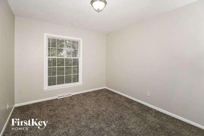 Building Photo - 2909 Stratford Dr