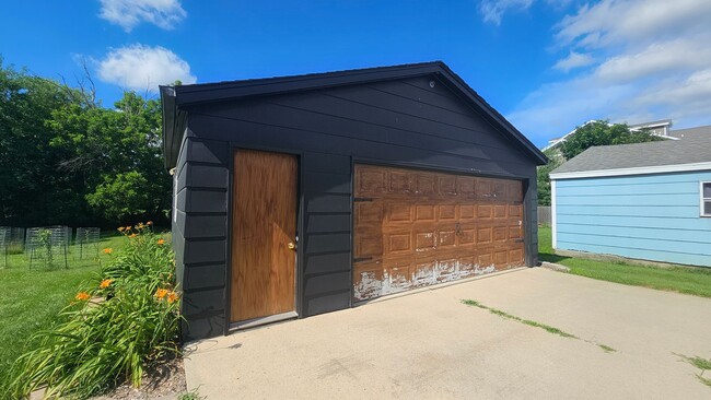 Building Photo - Charming 4-Bedroom Remodeled Home in Quiet...
