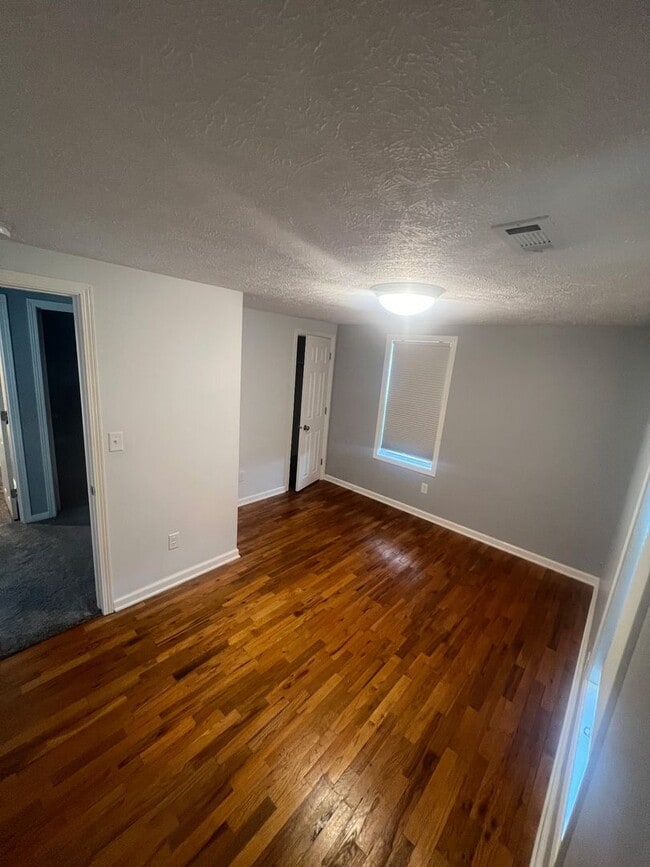 Building Photo - 2 bed • 1 bath • Garage • Shed • W/D included