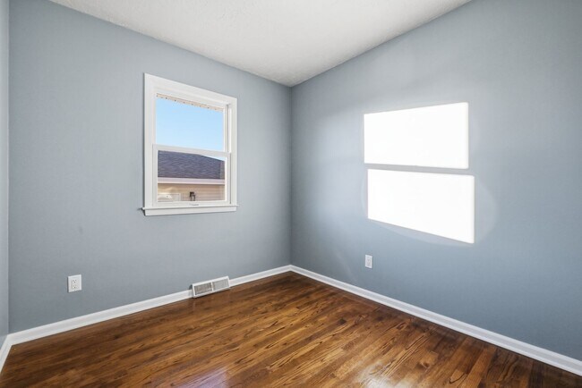 Building Photo - Fully remodeled 4 bed charmer