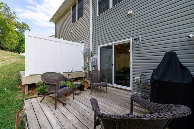 Building Photo - Immaculate Townhouse with Finished Basement