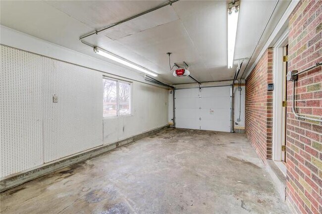 Building Photo - Fantastic 3bd/1.5ba home! Coming soon!