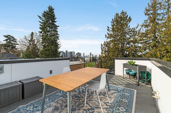 Building Photo - 762A Belmont Pl E