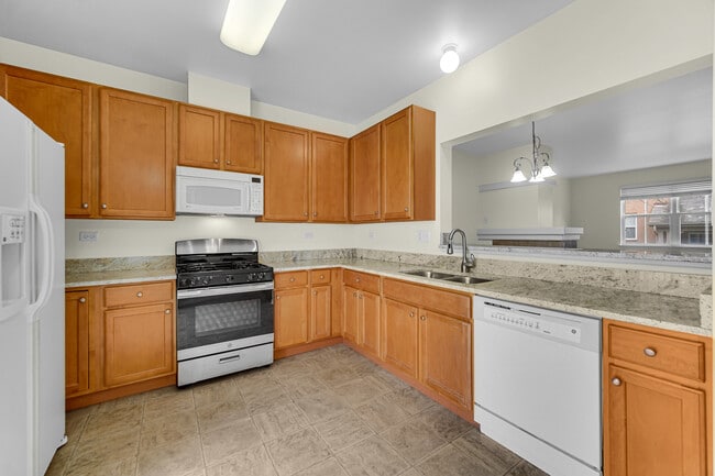 Building Photo - 1114 N Claremont Dr