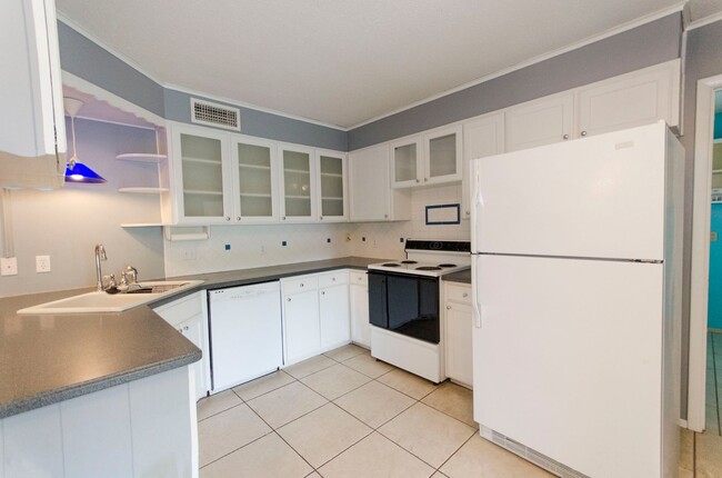 Building Photo - Super cute 3 bedroom, 2 bath home in the s...