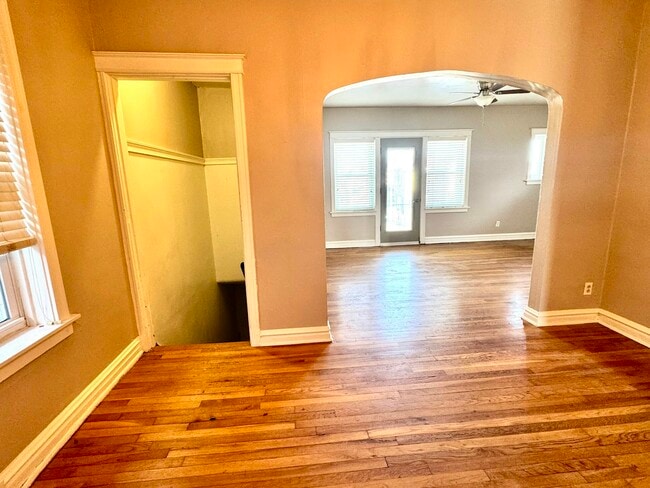 Building Photo - 4930 Tholozan Ave