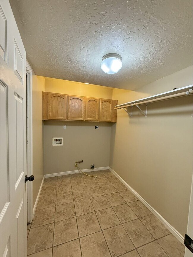 Building Photo - Your Perfect 5-Bedroom Retreat in Harrisvi...