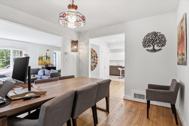 Building Photo - 3221 Coquelin Terrace