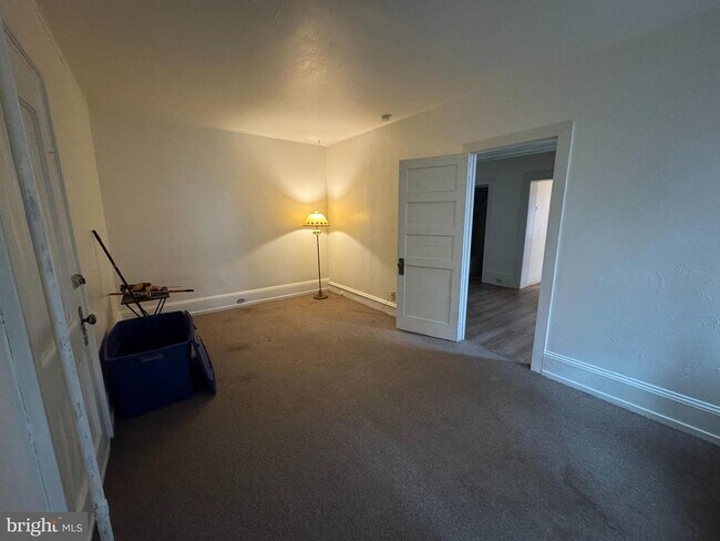 Building Photo - 261 N York St