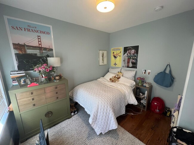 Building Photo - Very nice 3 bed 2 bath in Somerville... Don't miss out!