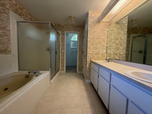 Building Photo - Charming 3-Bedroom Home in Broadmoor – Mov...