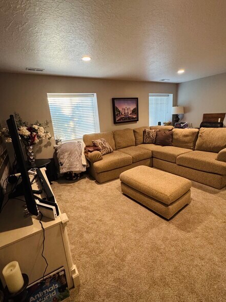 Building Photo - 758 S Aspen Way