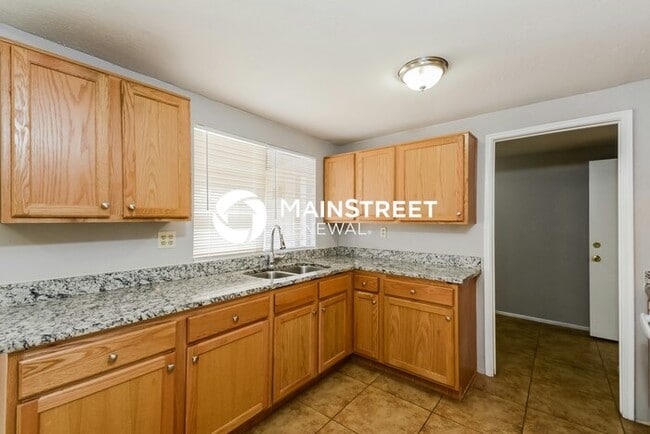 Building Photo - 2 Bedroom Pet-Friendly Home in Tucson, AZ with Main Street Renewal