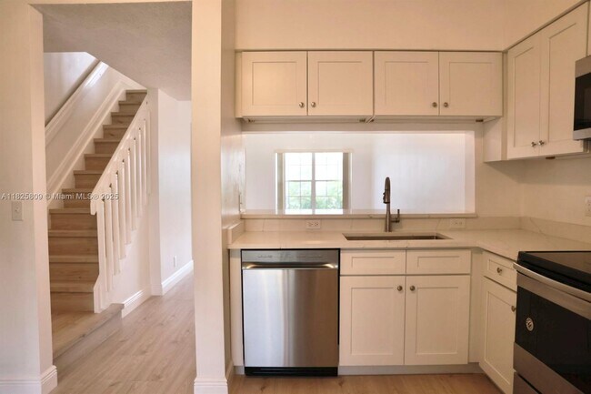 Building Photo - 16686 Hemingway Dr