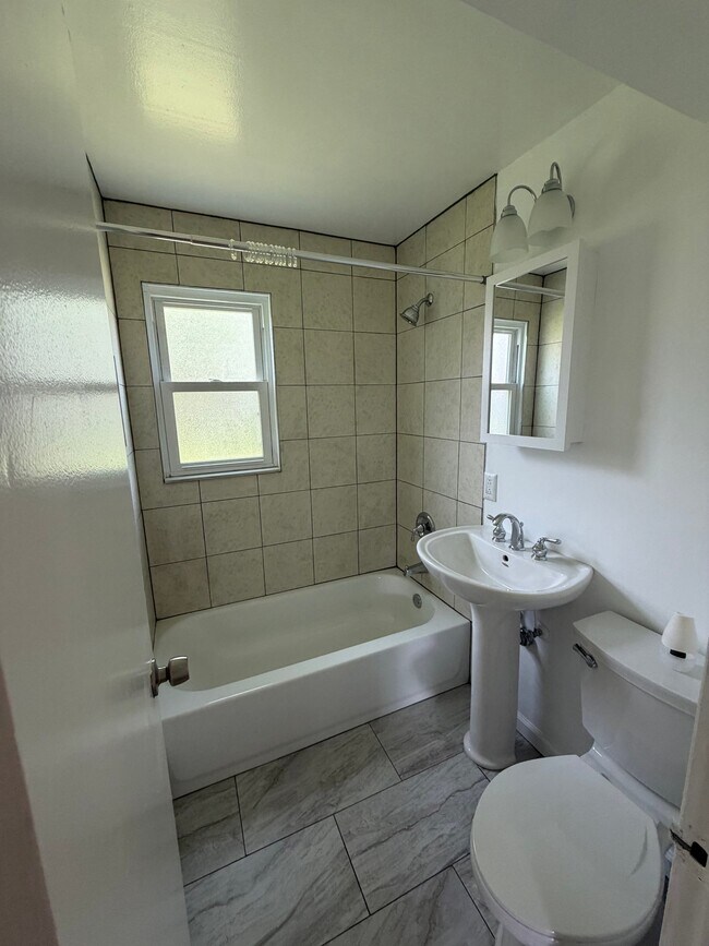 Building Photo - 98 Craske St