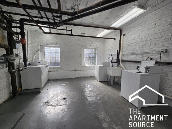 Building Photo - 1717 W North Shore Ave
