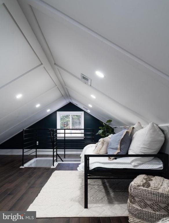 Building Photo - 612 44th St NE