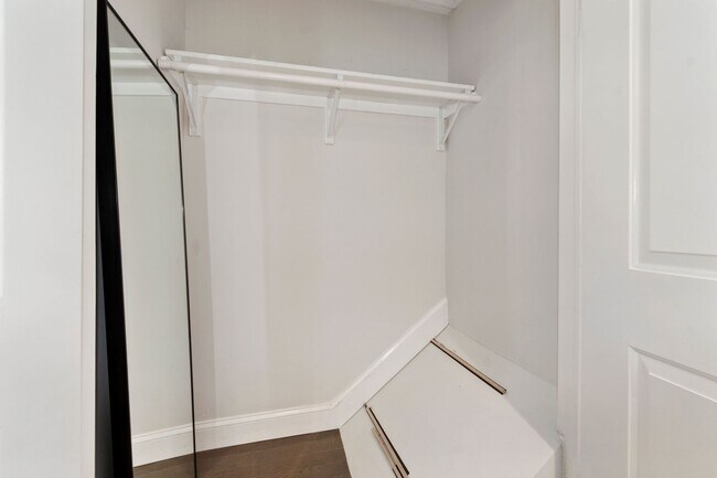 Building Photo - Recently Updated, 2 bed 2 1/2 Bath with Fe...