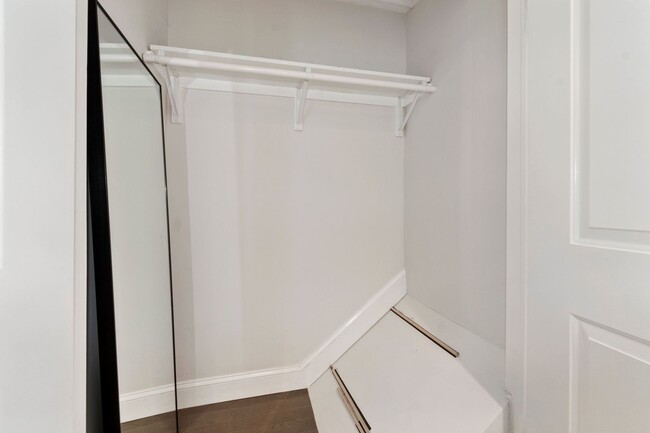 Building Photo - Recently Updated, 2 bed 2 1/2 Bath with Fenced Front and Back Yard!