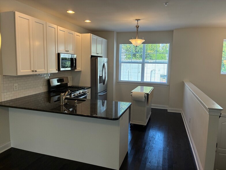 Building Photo - 605 Apple St