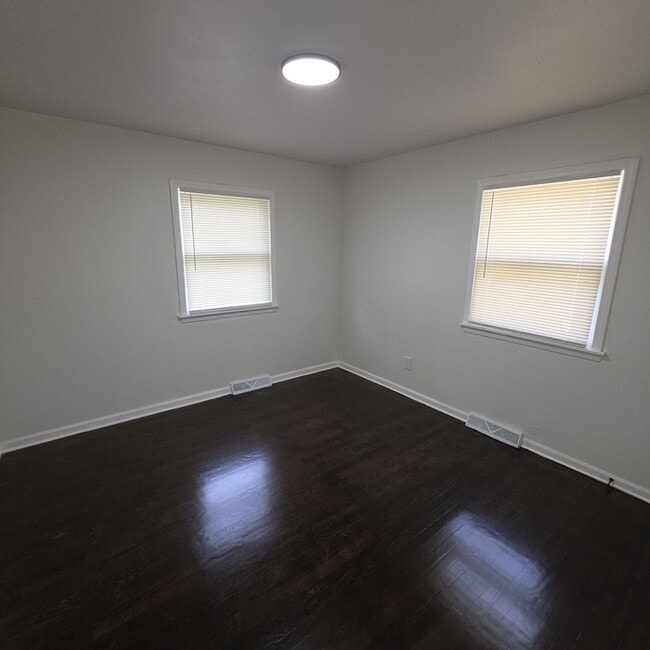 Building Photo - Spacious 3 bedrooms and 2 baths ranch home located on SE Browning St in Lee's Summit, MO