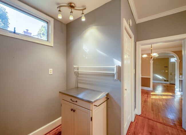 Building Photo - Historic Elegance in Old Town Alexandria
