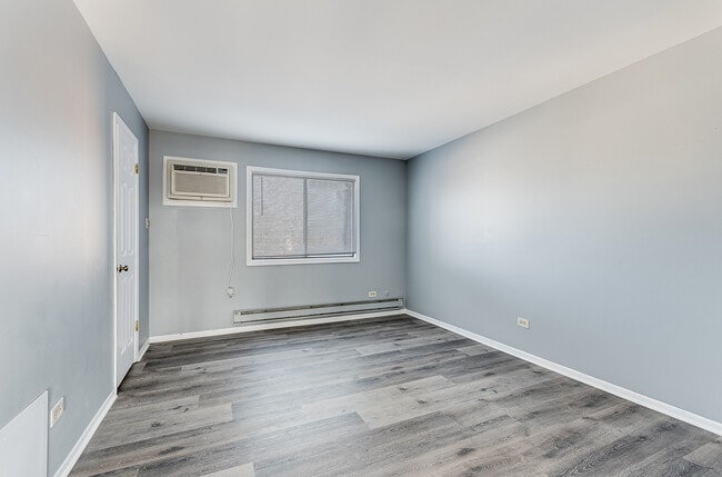 Building Photo - 190 S Waters Edge Dr