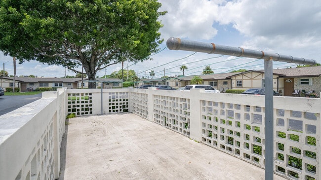Building Photo - 2807 Ashley Dr W