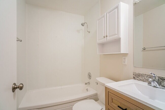 Building Photo - 131 SE 22nd Ave