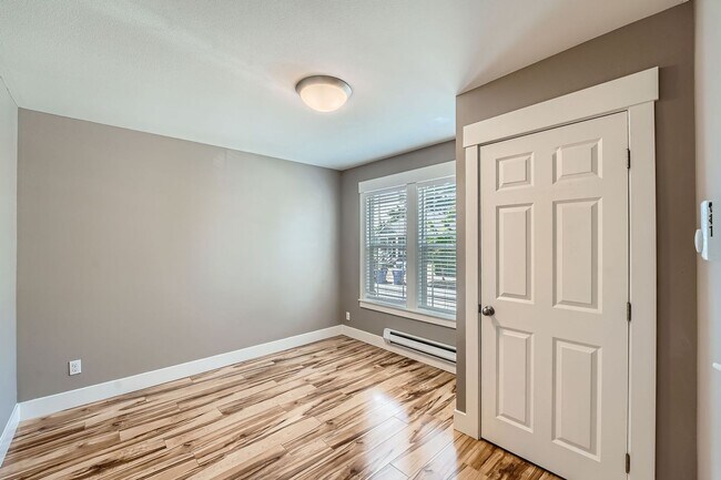 Building Photo - Amazing 3bed/1bath Fourplex with Backyard!