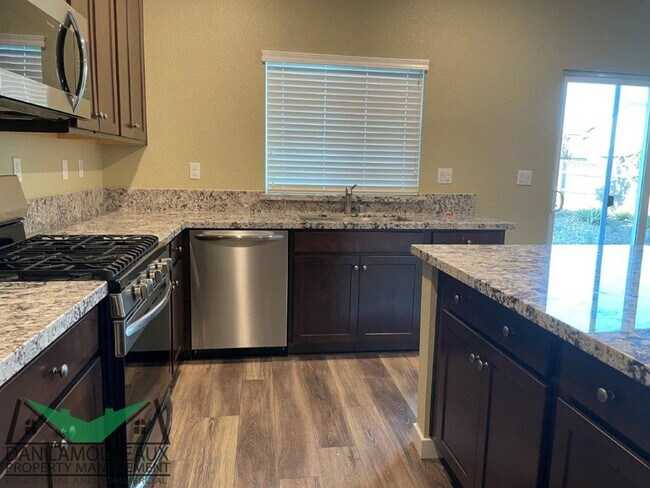 Building Photo - 4 Bedroom with solar