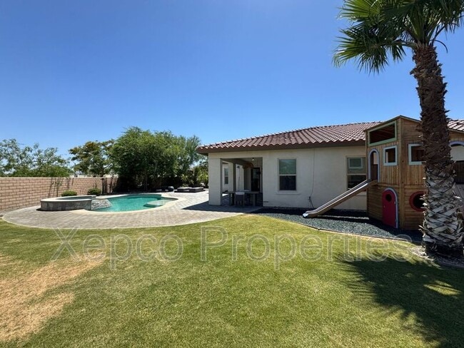 Building Photo - 74635 Tesla Dr