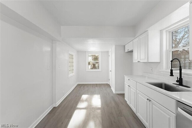 Building Photo - 3406 Henderson Rd