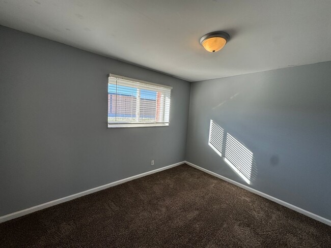 Building Photo - Warren Park 2 Bedroom Apartment