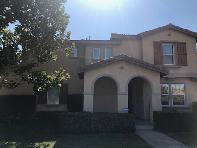 Building Photo - Gated Community!