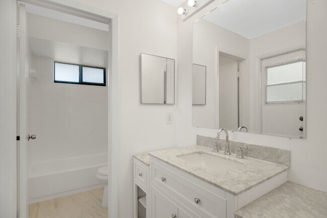 Building Photo - 398 Buttonwood Dr