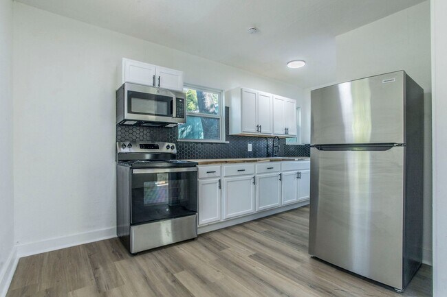 Building Photo - 2215 N Elmendorf St