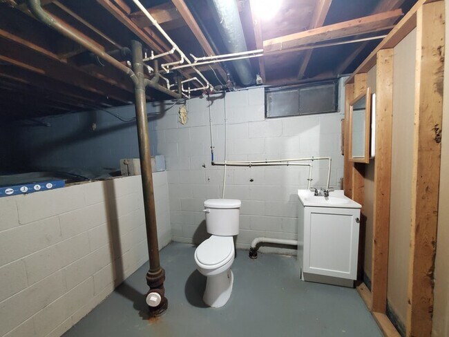 Building Photo - 3760 Ardath Rd