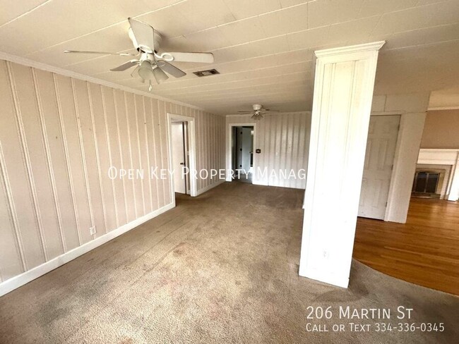 Building Photo - 206 Martin St