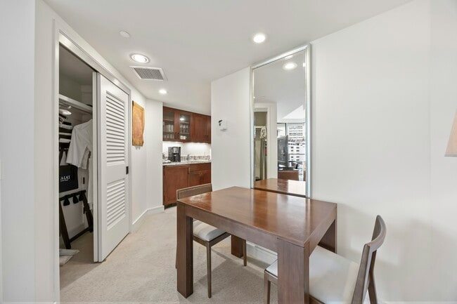 Building Photo - 223 Saratoga Rd