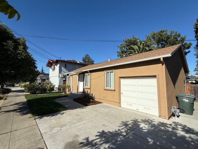 Building Photo - Updated Redwood City Home! New Bath, Fresh...