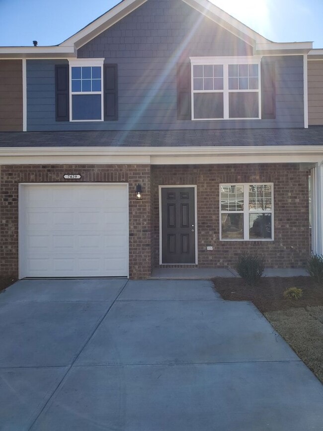 Building Photo - 3 bedroom townhome in university