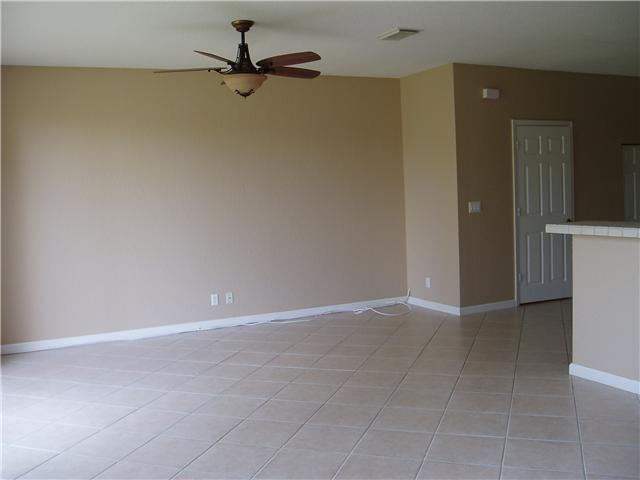 Building Photo - 3027 N Evergreen Cir