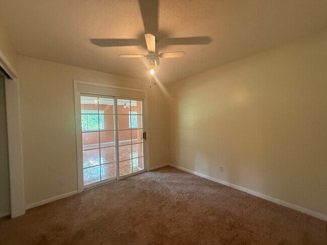 Building Photo - 814 Kelly Dr