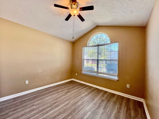 Building Photo - 3 bedroom 2 bath townhome in Towne Park