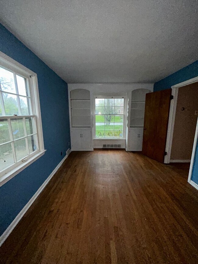 Building Photo - "Modern Luxury Awaits: Discover Serenity i...