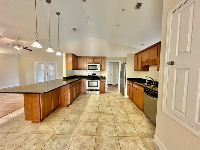 Building Photo - 123 Trailwood Ln
